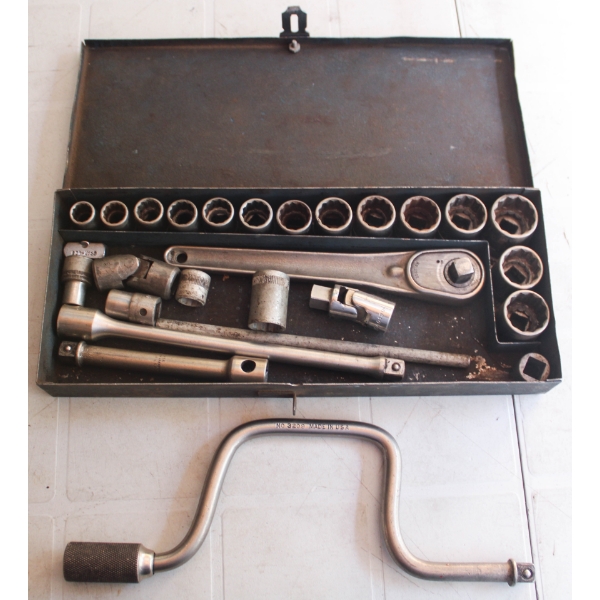 1/2" DRIVE SOCKET SET W/ METAL CASE
