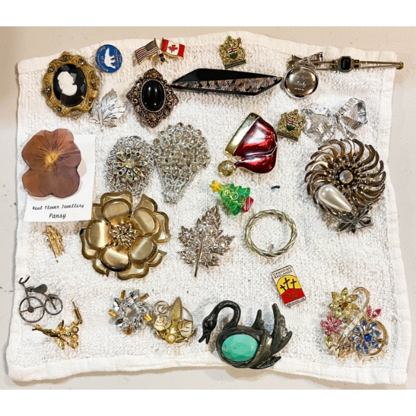 VINTAGE COSTUME JEWELRY BROOCHES