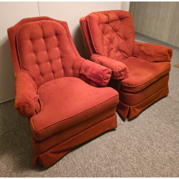PAIR OF RETRO SITTING CHAIRS