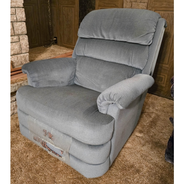 LA-Z-BOY RECLINING CHAIR
