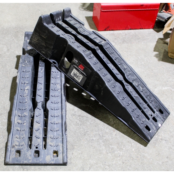 PAIR MOTOMASTER STANDARD-DUTY NESTING RAMPS