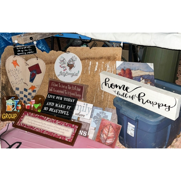 ASSORTED DECORATION WALL SIGNS