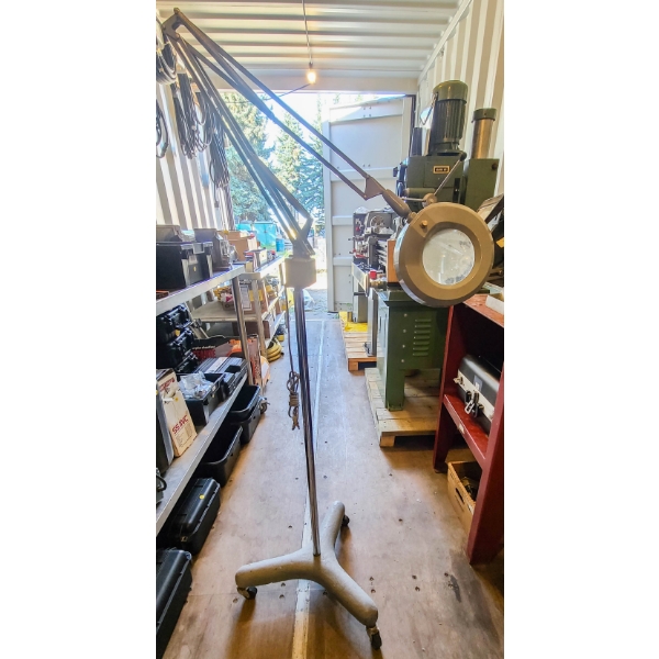 ROLLING FLOOR MAGNIFING LAMP