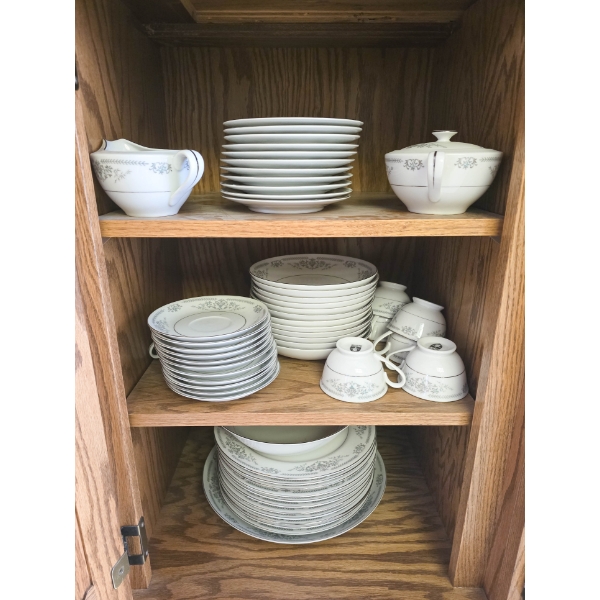 BANBURY INN FINE CHINA SET 9 PERSON SETTING