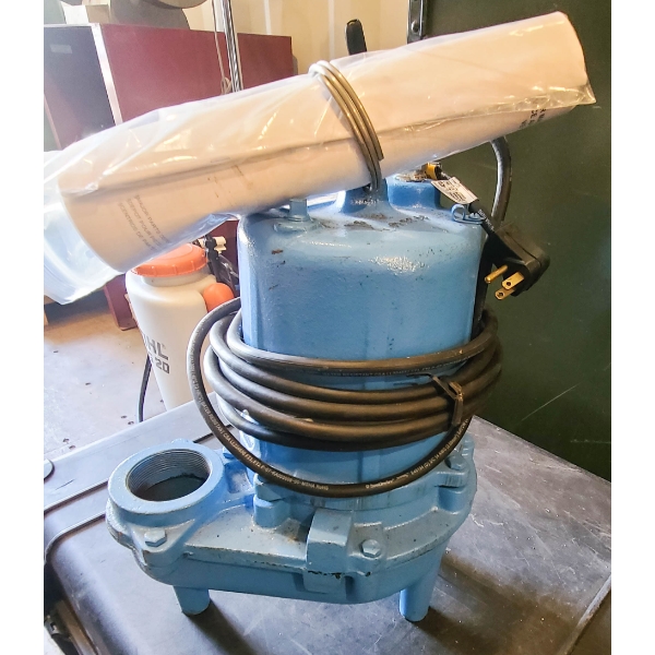 NEW MONARCH SUBMERSIBLE SEWAGE PUMP