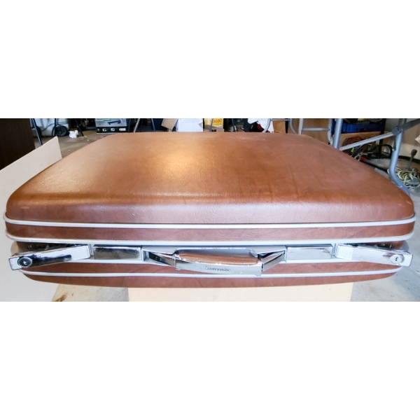VINTAGE SAMSONITE SUITCASE W/ KEYS