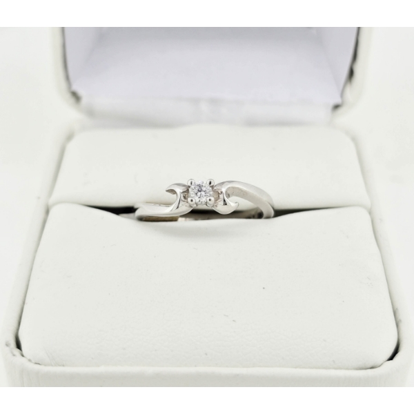 14K WHITE GOLD RING W/ .08K DIAMOND