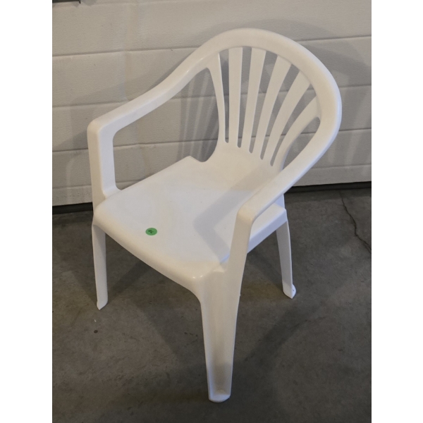 SMALL WHITE KIDS PLASTIC CHAIR