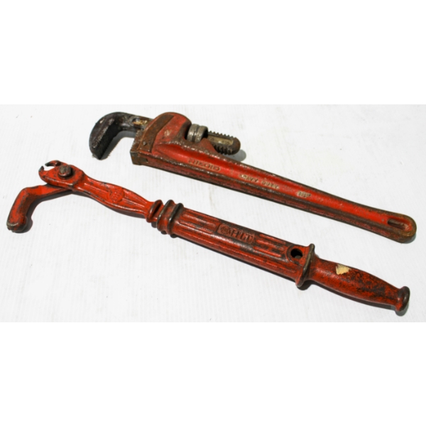 NAIL PULLER & 18" RIDGID PIPE WRENCH