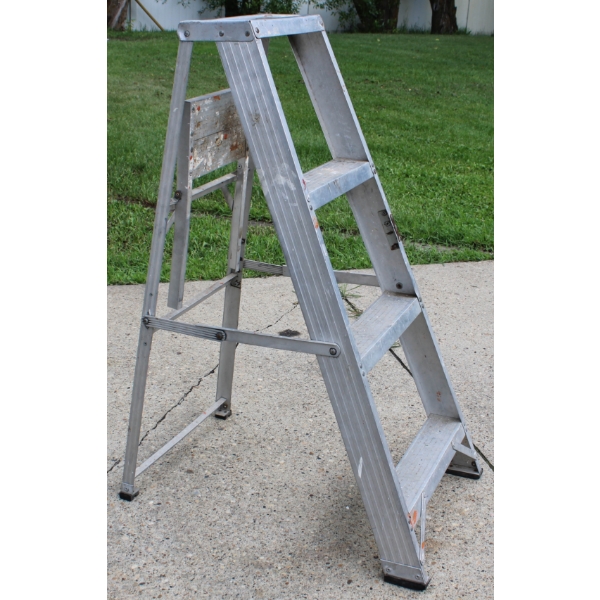 3 STEP ALUMINIUM PAINTERS LADDER