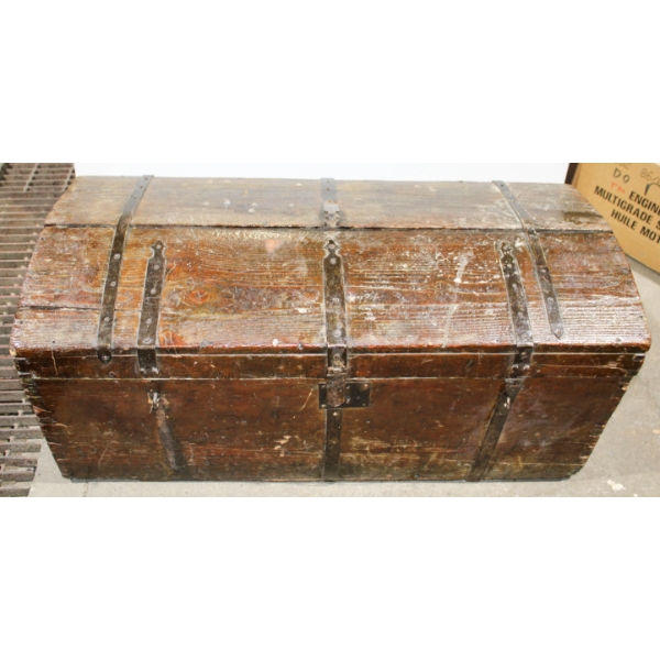 VINTAGE WOODEN TRUNK - SIZE 36  L X 17 W X 15  H