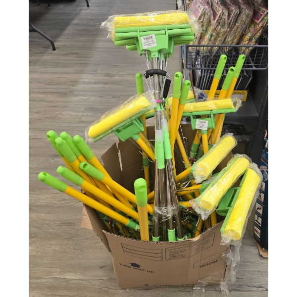 LARGE OT OF ADUSTABLE MOPS