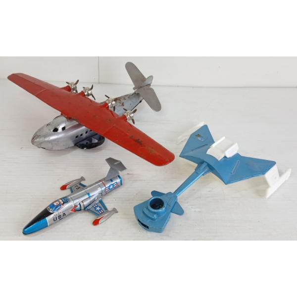 LOT OF 3 - TIN, DIECAST & PRESSED STEEL AIRCRAFT MODELS - INCL DINKY TOYS & JAPAN MFG