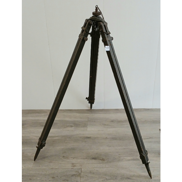 ADJUSTABLE TRIPOD