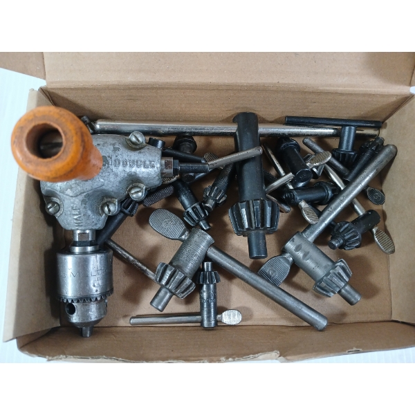 QTY OF DRILL CHUCK KEYS & 90 DEGREE DRILL ATTACHMENT 
