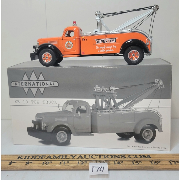 FIRST GEAR DIECAST INTERNATIONAL KB-10 TOW TRUCK