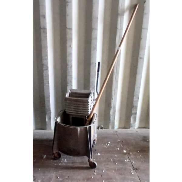 RUBBERMAID MOP & BUCKET