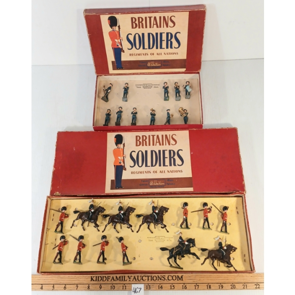 LOT OF 2 - BRITAINS SOLDIERS LEAD FIGURES - NO. 1527 R.A.F. BAND & 1637 CDN ARMY GOVERNOR GUARDS