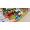 Image 2 : THOMAS & FRIENDS WOOD PLAY SET W/ TRAINS