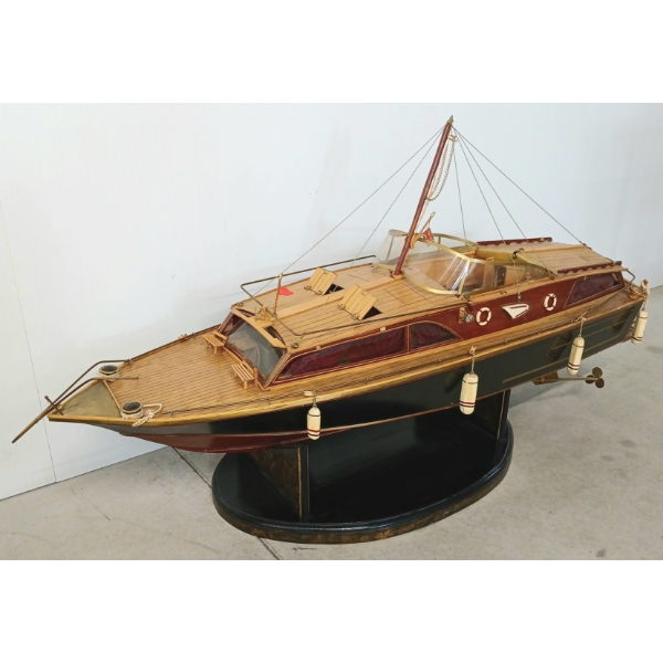 CHRIS CRAFT STYLE SPEEDBOAT MODEL W/ STAND