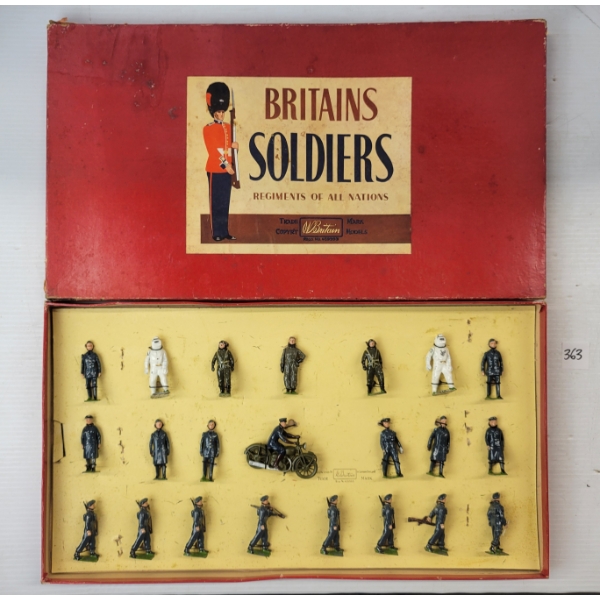 BRITAINS SOLDIERS LEAD FIGURES - NO. 2011 ROYAL AIR FORCE