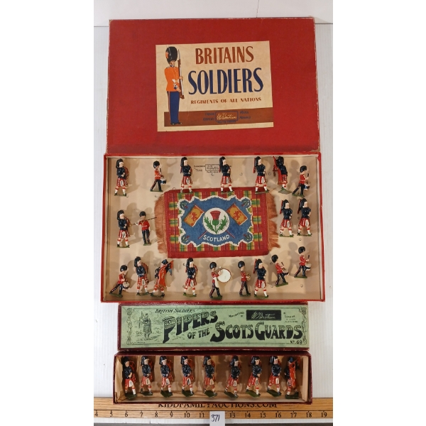 LOT OF 2 - BRITAINS SOLDIERS LEAD FIGURES - NO. 69 & 1722 PIPERS & PIPE BAND OF SCOTS GUARDS