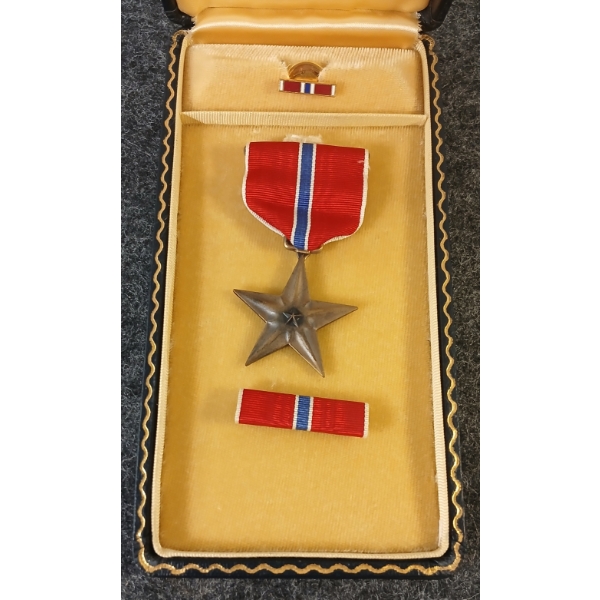 WWII U.S. STAR MEDAL FOR HEROIC OR MERITORIOUS ACHIEVEMENTS - INCL CASE