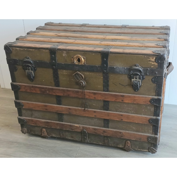 CHEST ON CASTORS W/ KEY