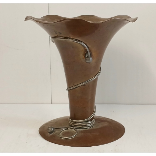 FLEMISH B.P.CO VASE - TRUMMPET STYLE - COPPER - C. EARLY / MID 20TH CENTURY