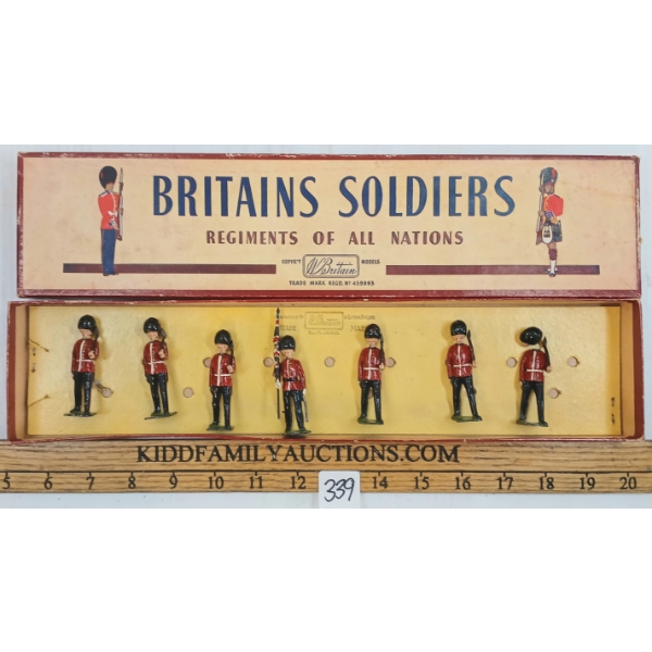 BRITAINS SOLDIERS LEAD FIGURES - NO. 82 COLOURS & PIONEERS OF THE SCOTS GUARDS