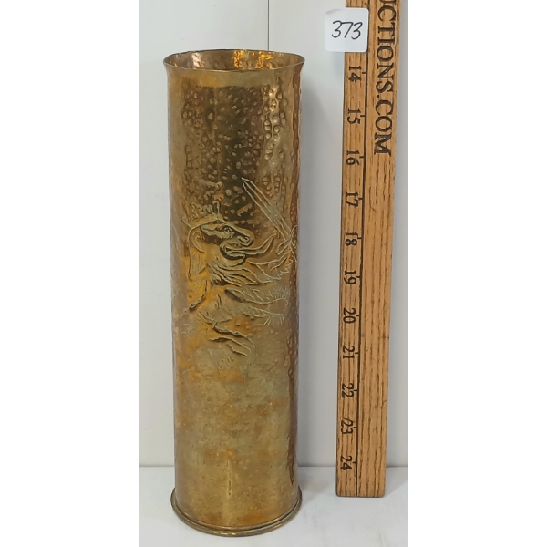 1943 75MM M18 ARTILLERY SHELL - HAMMERED TRENCH ART VASE