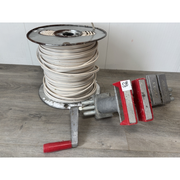 LOT OF 2 - BENCH VICE 4.5 IN & WIRE ROLL