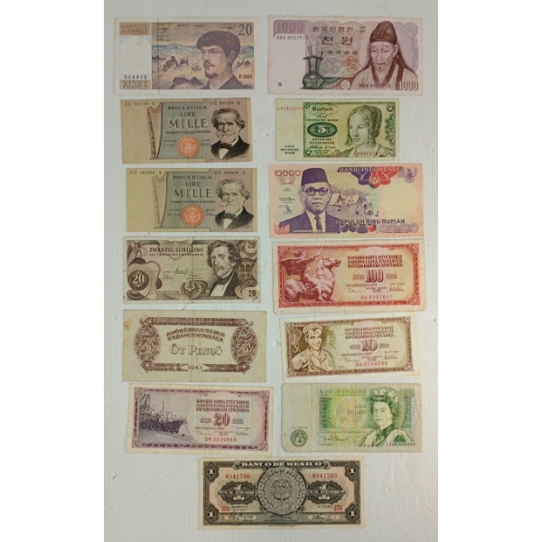 LOT OF 13 - WORLD BANKNOTES - INCL BANK OF KOREA, HUNGARY, AUSTRIA, ETC