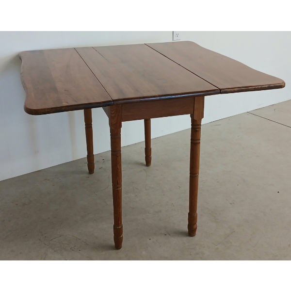 COLONIAL STYLE DROP-LEAF TABLE