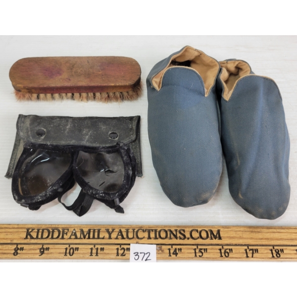 LOT OF 3 - WWII CDN DEACON BROS. LTD HOSPITAL SLIPPERS, BOECKH BRUSH & PILOTS GOGGLES
