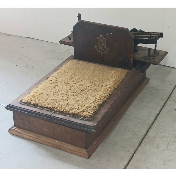 W.&T. AVERY PERSON SCALE - TYPE STANLEY 977B - OAK & BRASS