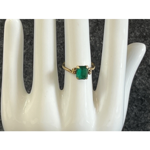 WOMEN'S 10K GOLD RING W/ SQUARE CUT EMERALD