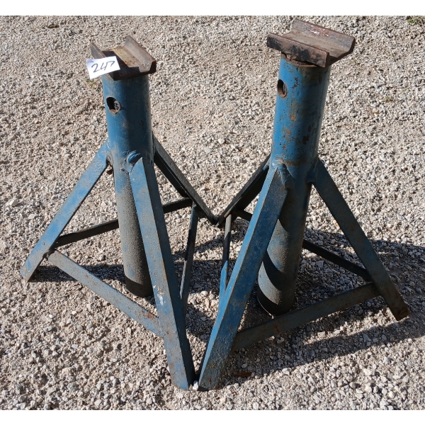 LOT OF 2 - JACK STANDS