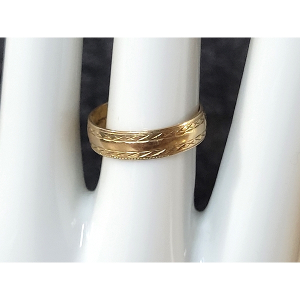 WOMEN'S 9K GOLD RING 