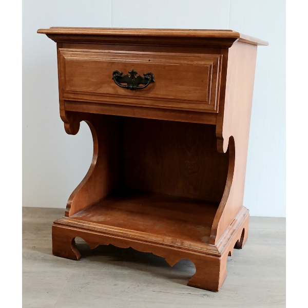LES MEUBLES ROXTON QUEBEC BEDSIDE TABLE - MAPLE