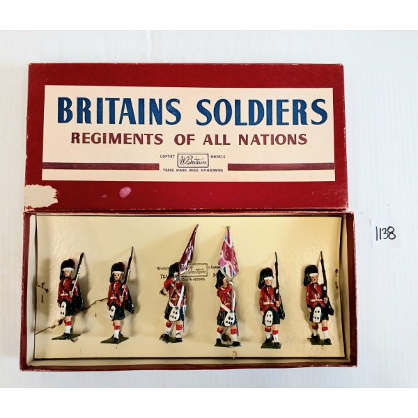 BRITAINS SOLDIERS LEAD FIGURES - NO. 2111 COLOUR PARTY