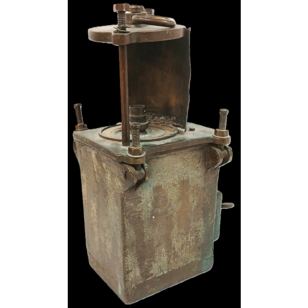 SHIP NAVIGATIONAL LIGHT - CIRCA LATE 19TH / EARLY 20TH CENTURY