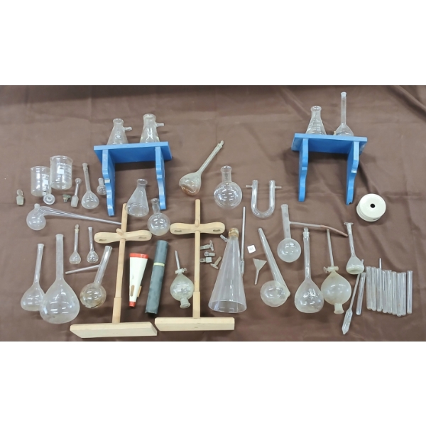 JOB LOT - APOTHECARY PYREX GLASSWARE & STANDS