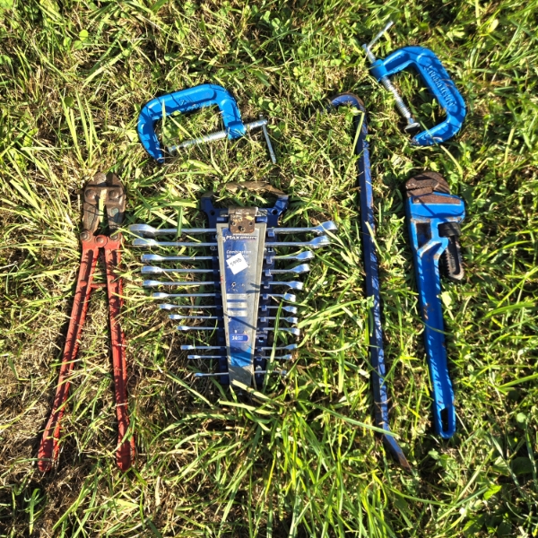 LOT OF 6 - MISC TOOLS - INCL MASTERCRAFT 4IN VISE GRIPS, MAXIMUM COMBINATION WRENCH SET, ETC
