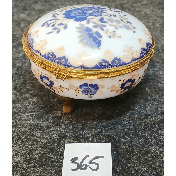 PORCELAIN TRINKET BOX
