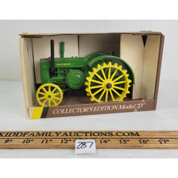ERTL DIECAST 1953 JOHN DEERE MODEL D TRACTOR 