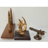 Image 3 : LOT OF 3 - AMMO DISPLAY TRENCH ART, STIRLING ENGINE GATLING GUN MODEL & BRASS PROPELLER