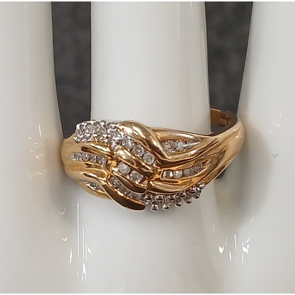 10K GOLD & DIAMOND RING