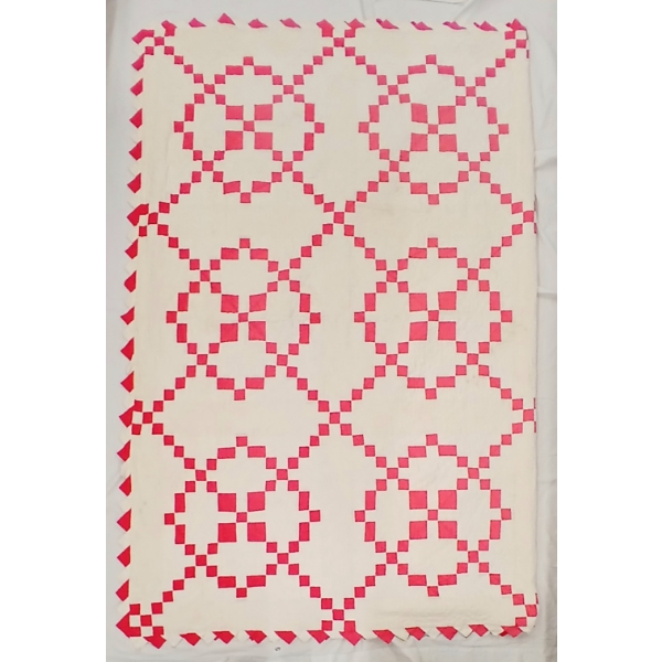 IRISH CHAIN PATTERN COTTON QUILT W/ PRAIRIE POINTS BORDER