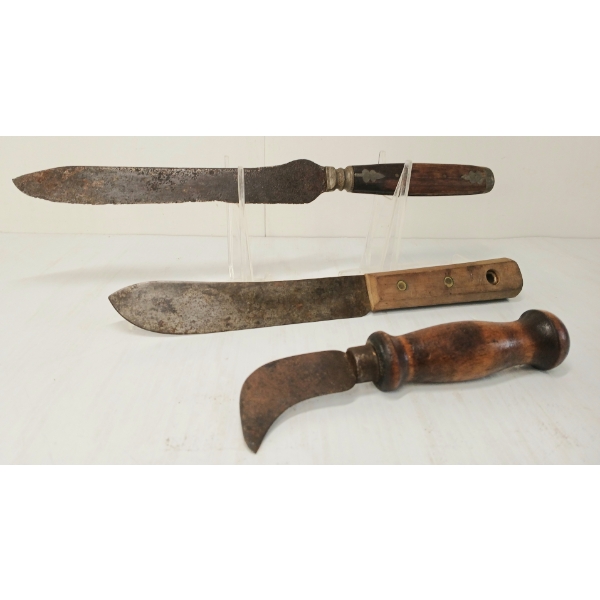 LOT OF 4 - VINTAGE KNIVES & SHARPENING BLOCK
